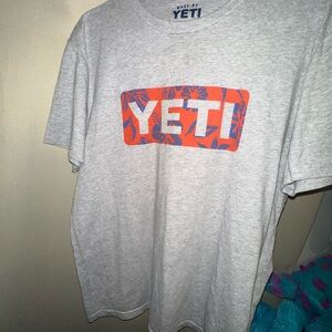 Yeti Men's Floral Logo Badge Short Sleeve size XL